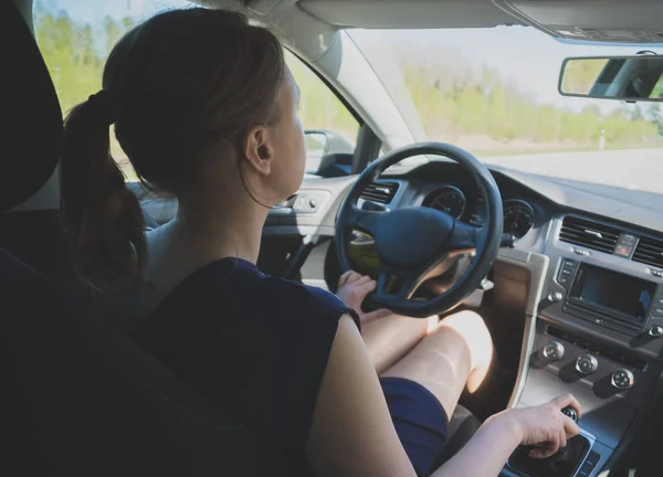 女人在开汽车 内部视图 — 图库照片