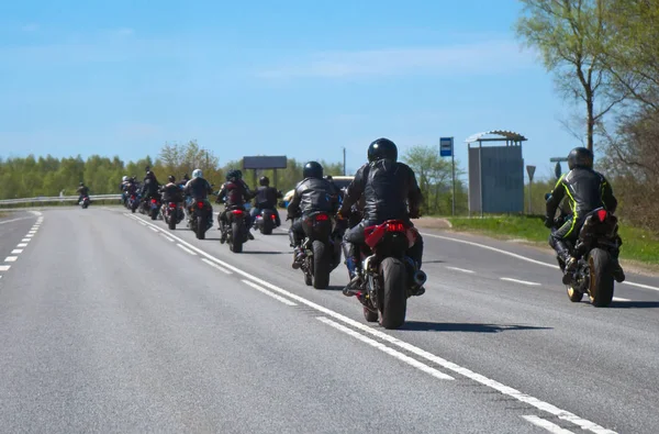 Kolonne Von Radfahrern Auf Der Straße — Stockfoto