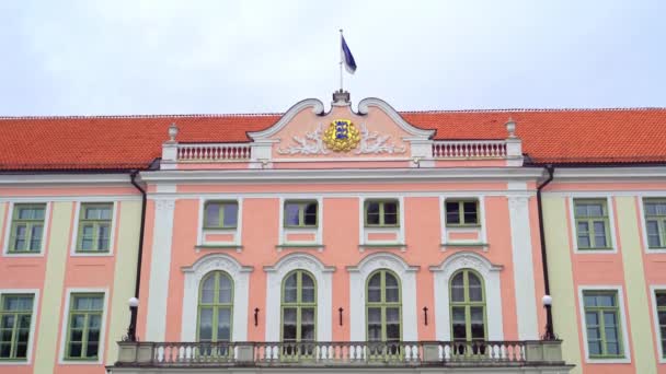 Toompea slott och Frihetskriget Segerkolonn. — Stockvideo