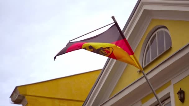 deutsche Fahne mit Wappen an der deutschen Botschaft.