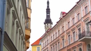 Yaşlı Thomas ile birlikte Tallinn 'de belediye binası..