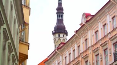 Yaşlı Thomas ile birlikte Tallinn 'de belediye binası..
