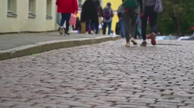 Eski şehirde turistlerin olduğu tuğladan yapılmış bir yer..