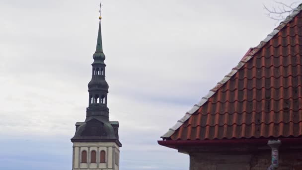 Iglesia de San Nicolás en Tallin . — Vídeos de Stock