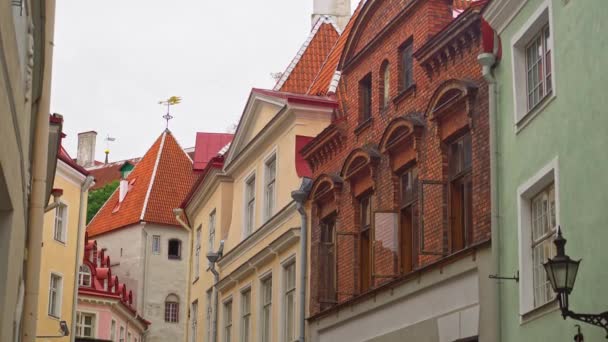 Long Street e Long Leg Gate Tower em Tallinn . — Vídeo de Stock