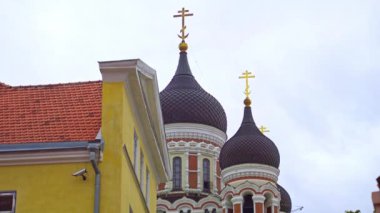 Eski Tallinn şehrinin manzarası ve sokaklarının videoları..