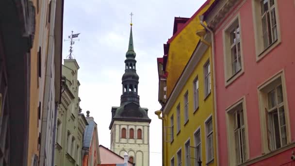 Serie di video delle attrazioni e delle strade della città vecchia di Tallinn . — Video Stock