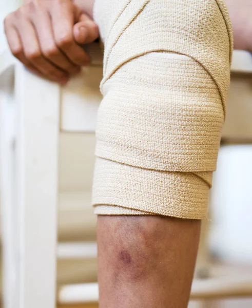 Rodilla infantil con vendaje de gasa. Vista de primer plano . —  Fotos de Stock