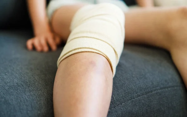 Rodilla infantil con vendaje de gasa. Vista de primer plano . —  Fotos de Stock