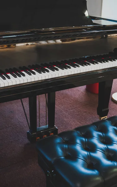 Vista ravvicinata dei tasti reali del pianoforte a coda . — Foto Stock