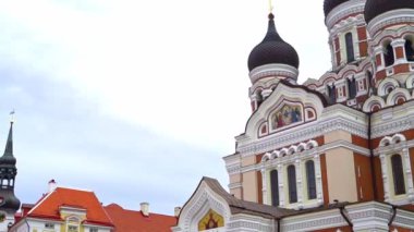 Estonya Parlamento Binası ve Tallinn 'deki Alexander Nevsky Katedrali.