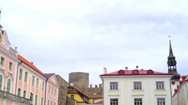 Estonya Parlamento Binası ve Tallinn 'deki Alexander Nevsky Katedrali.
