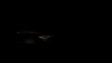 Geceleri gök gürültüsü ve şimşek. Uçaktan vurulmuş..