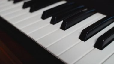 Profesyonel midi klavye sentezleyicisi. Yakın çekim görünümü.