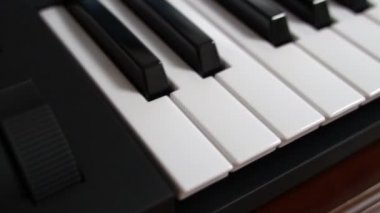 Profesyonel midi klavye sentezleyicisi. Yakın çekim görünümü.