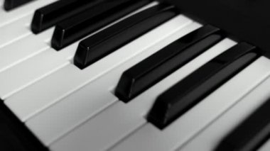 Profesyonel midi klavye sentezleyicisi. Yakın çekim görünümü.