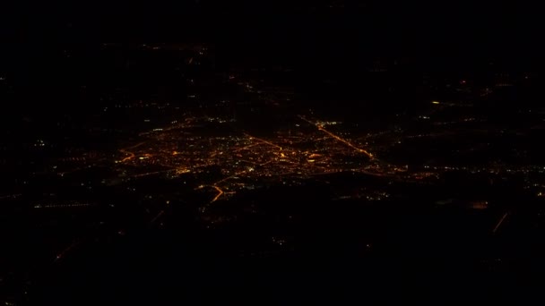 Europäische Stadt Bei Nacht Blick Aus Dem Flugzeug — Stockvideo