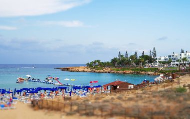 Protaras 'taki İncir Ağacı Sahili. Avrupa 'nın en popüler plajlarından biri..