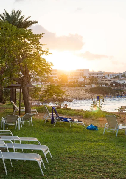 Sunbeds in front of Fig Tree Beach in Protaras on sunset. — Stock Photo, Image