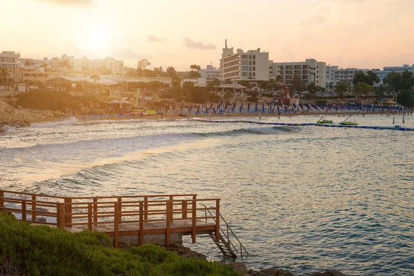 Feigenbaumstrand in Protaras bei Sonnenuntergang. einer der beliebtesten strände in europa. — Stockfoto