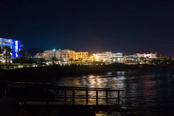 Feigenbaumstrand in Protaras bei Nacht. einer der beliebtesten strände in europa. — Stockfoto