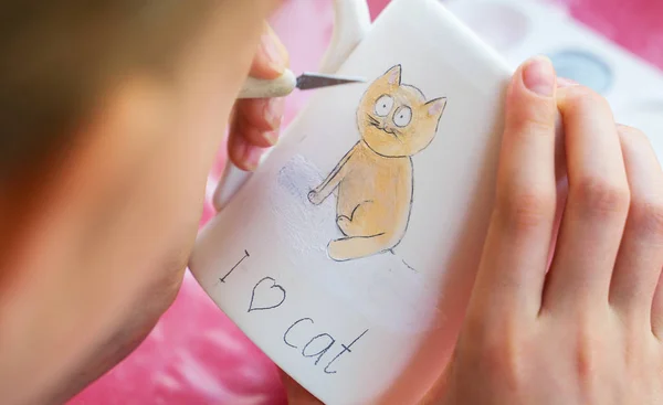 子供が陶芸教室でマグカップを描く. — ストック写真