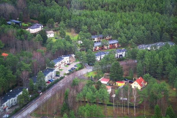 Vue aérienne de la route de Kloostrimetsa dans le quartier de Viimsi . — Photo
