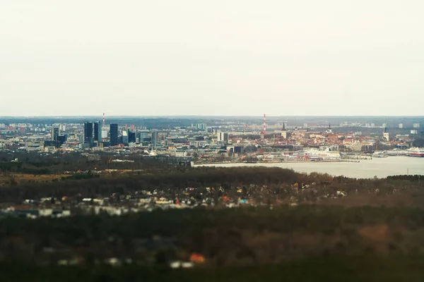 Widok z lotu ptaka na nowoczesne i stare miasto Tallin. Estonia. — Zdjęcie stockowe