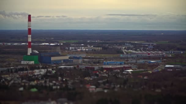 Luftaufnahme des iru-Kraftwerks in der Nähe von Tallinn. — Stockvideo