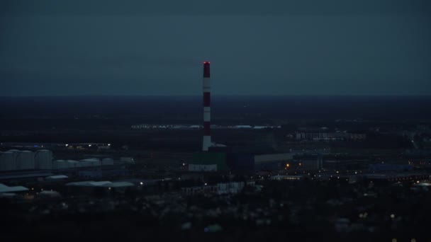 Akşamleyin Tallinn yakınlarındaki Iru Elektrik Santrali 'nin hava görüntüsü. — Stok video