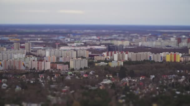 Luchtfoto van het stedelijk gebied Lasnamae in de herfst. — Stockvideo