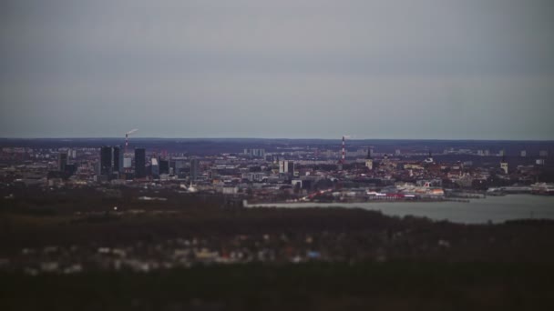 Вид з повітря на сучасне і старе місто Таллінн.. — стокове відео