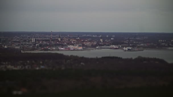 Luchtfoto van de moderne en oude stad Tallinn. — Stockvideo