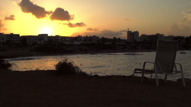 Cama de sol em frente a Fig Tree Beach em Protaras . — Vídeo de Stock