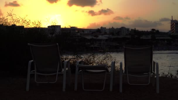 Tumbona frente a la playa de la higuera en Protaras . — Vídeos de Stock