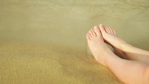 Όμορφα γυναικεία πόδια δίπλα στη θάλασσα. — Αρχείο Βίντεο