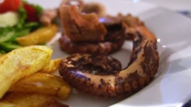Izgara ahtapot patates kızartması ile.