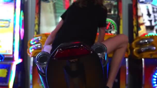 Klein meisje spelen motorfiets simulator spel. — Stockvideo