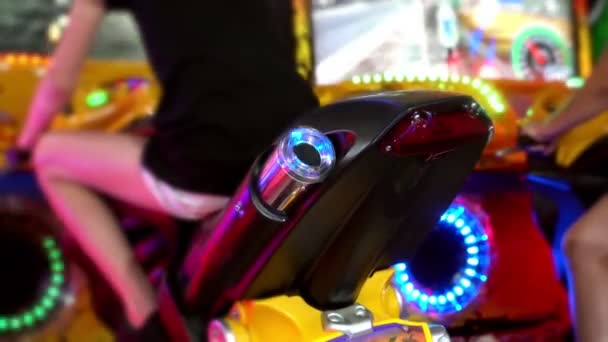 Liten flicka spelar motorcykel simulator spel. — Stockvideo