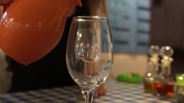 Donna versando vino bianco dal barattolo . — Video Stock