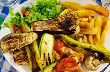 Izgara sebze. Kabak, domates, yeşil biber ve patates kızartması.