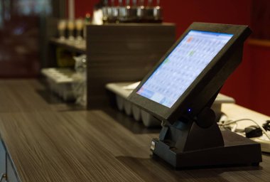 Bir restoranda satış noktası. Yakın çekim görünümü.