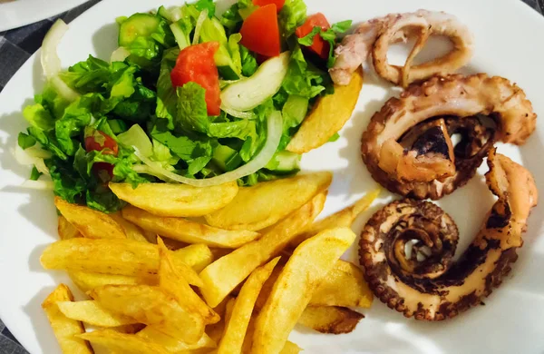 Grilled squid tentacles with french fries. — Stock Photo, Image