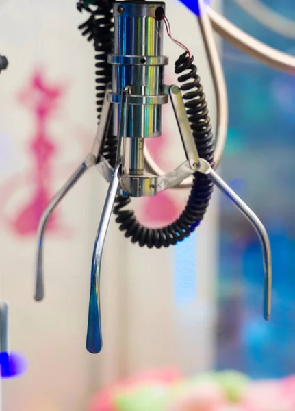 Mechanical claw game machine. Close-up view. — Stock Photo, Image