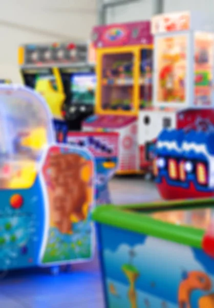 Viele Spielautomaten im Freizeitpark. Unscharfes Foto. — Stockfoto