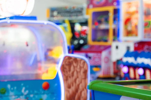 Muchas máquinas de arcade en el parque de atracciones. Foto borrosa . — Foto de Stock