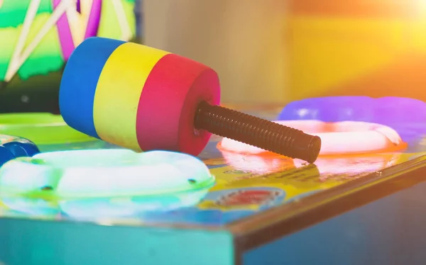 Münzgesteuerter Hammer traf Spielautomat in Freizeitpark. — Stockfoto