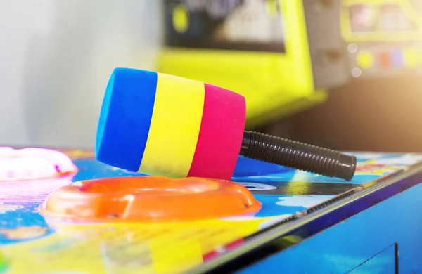 Muntbediende hamer hit game machine in pretpark. — Stockfoto