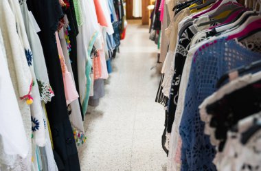 Yazlık giyim mağazasında..