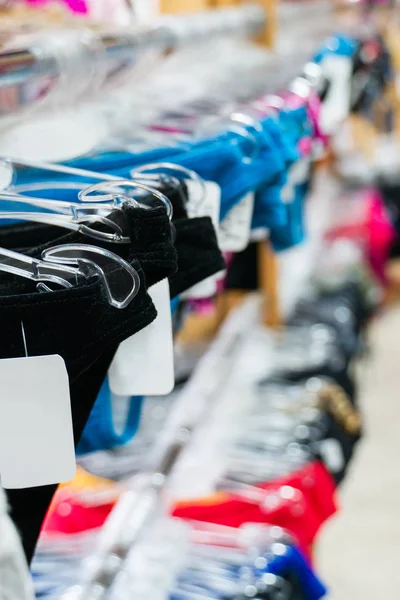 Muchos trajes de baño femeninos en el supermercado. Vista de primer plano . — Foto de Stock